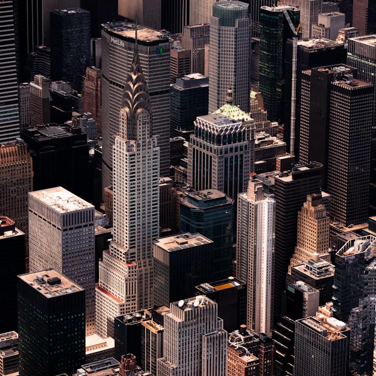 Parents evaluating schools in Germany